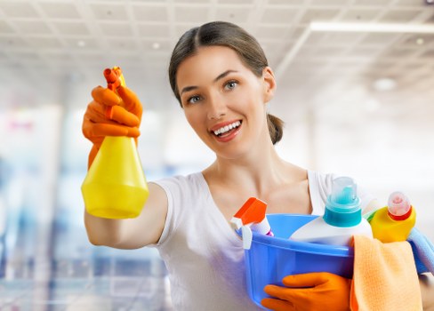 Professional move out cleaning service in Roehampton preparing a home for handover